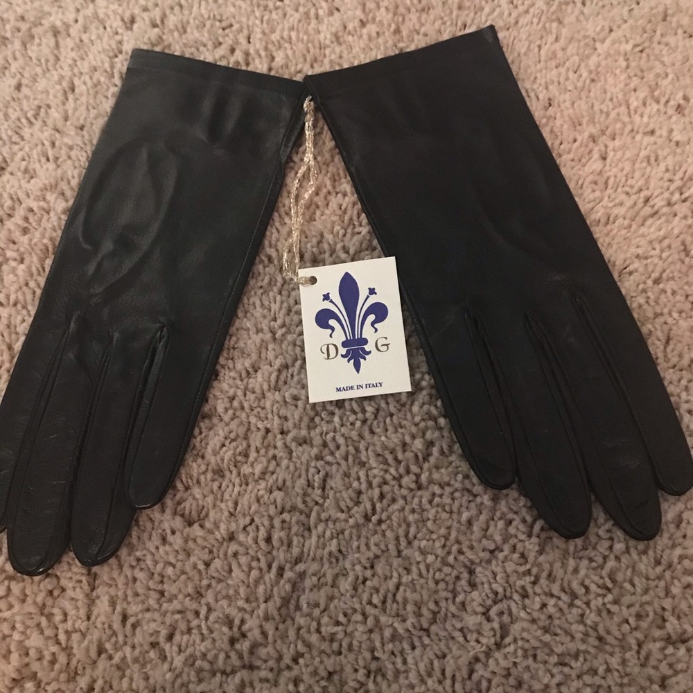 Daniela’s Womans Black leather gloves size 6.5